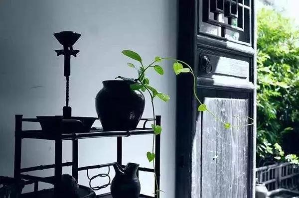 家里財運只出不進？跟客廳門窗風水有大關(guān)系！